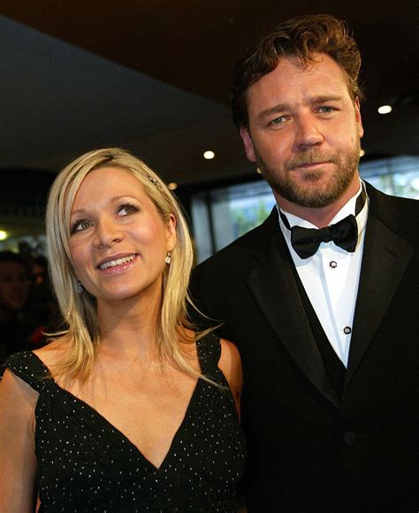 who is russell crowe married to
